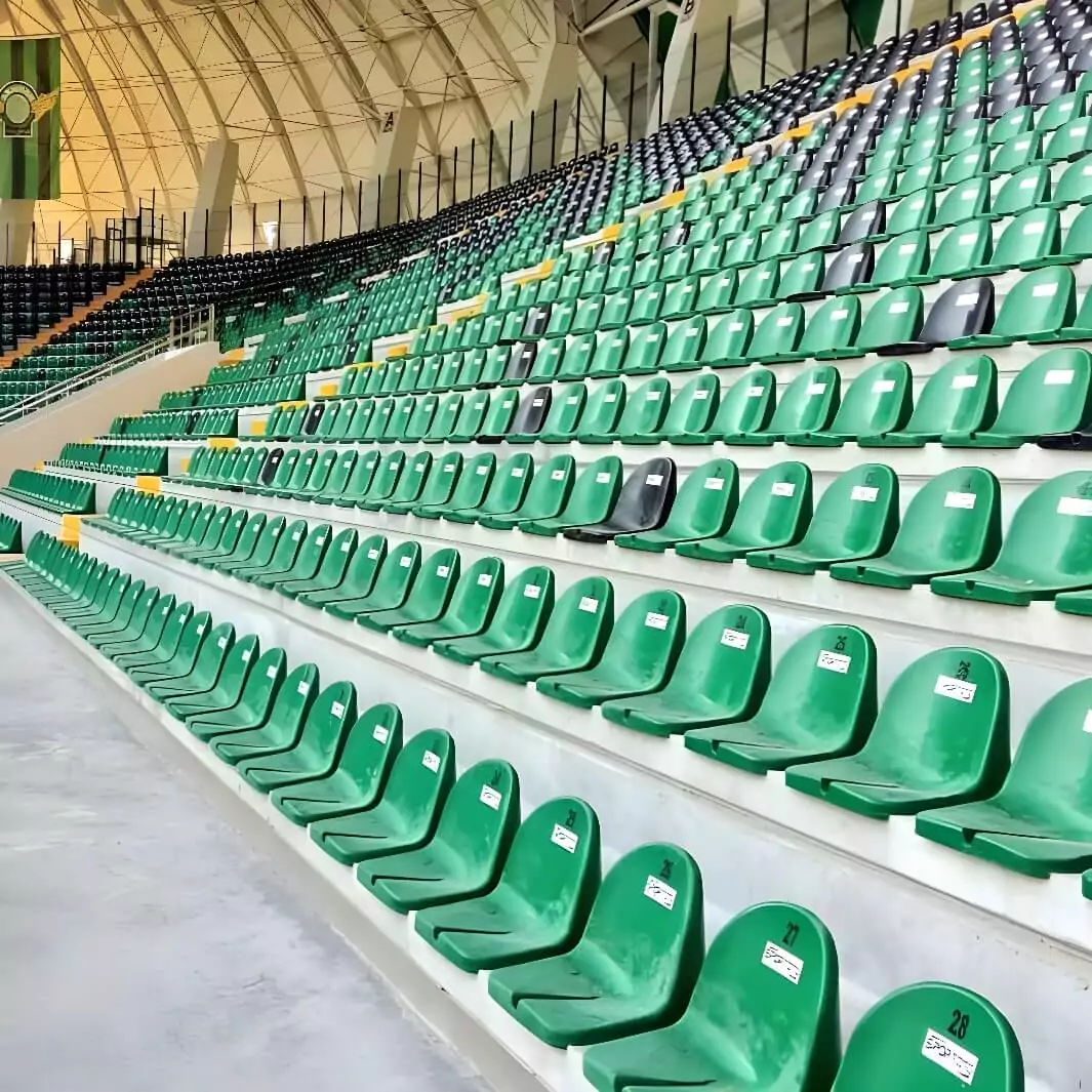Diese hochwertigen Stadionstühle kombinieren modernes Design mit maximaler Funktionalität. Ideal für moderne Sportstätten, die Stil und Komfort bieten möchten. Image